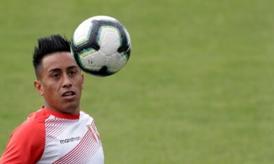Fotografía de archivo en la que se registró al centrocampista peruano Christian Cueva, durante un entrenamiento con la selección de fútbol de su país, en São Paulo (Brasil). EFE/Fernando Bizerra Jr