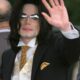 Foto de archivo del cantante de pop estadounidense Michael Jackson al llegar a una nueva jornada del juicio en su contra, el 3 de junio de 2005, en el juzgado del Condado de Santa Bárbara (Estados Unidos). EFE / Connie Aramaki