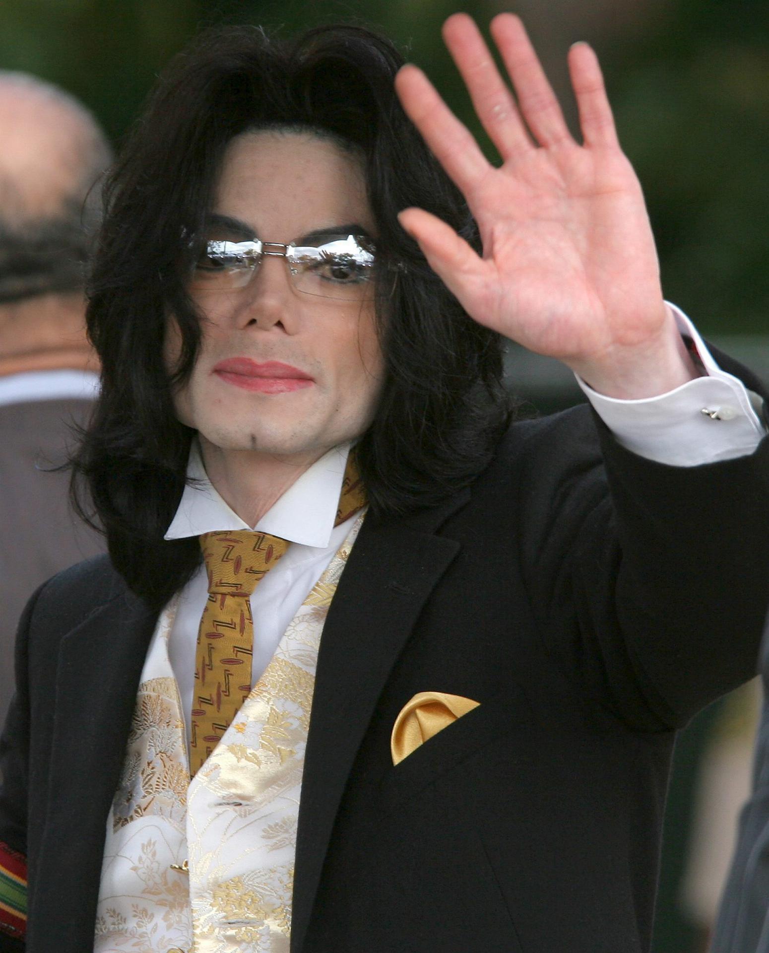 Foto de archivo del cantante de pop estadounidense Michael Jackson al llegar a una nueva jornada del juicio en su contra, el 3 de junio de 2005, en el juzgado del Condado de Santa Bárbara (Estados Unidos). EFE / Connie Aramaki