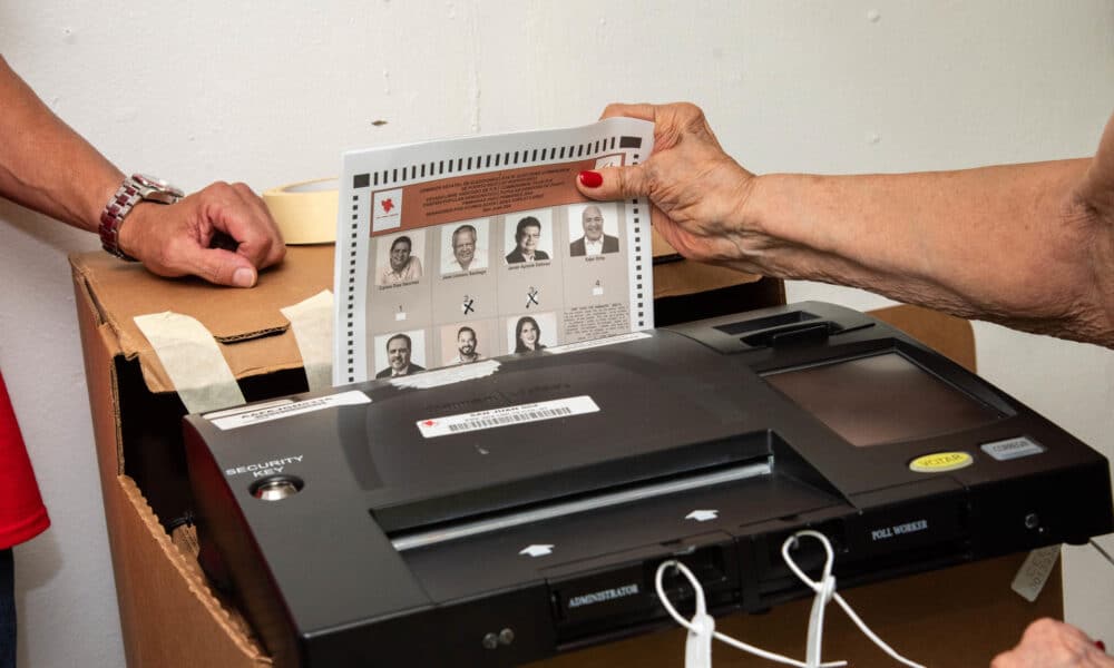 Ciudadanos votan en las elecciones primarias del Partido Popular Democrático y del Partido Nuevo Progresista en la Escuela Aurora Waldorf de San Juan (Puerto Rico). EFE/ Enid Salgado Mercado