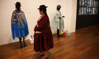 Una mujer aimara visita la muestra 'Mujeres de trenzas: ropa e identidades de las chola paceña', el 20 de junio de 2024, en La Paz (Bolivia).EFE/ Luis Gandarillas