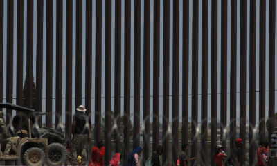 Policías de la Guardia Nacional de Texas, dialogan por medio de Altavoces con migrantes este viernes, en el muro que divide a México con Estados Unidos en Ciudad Juárez en Chihuahua (México). EFE/Luis Torres