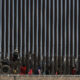 Policías de la Guardia Nacional de Texas, dialogan por medio de Altavoces con migrantes este viernes, en el muro que divide a México con Estados Unidos en Ciudad Juárez en Chihuahua (México). EFE/Luis Torres