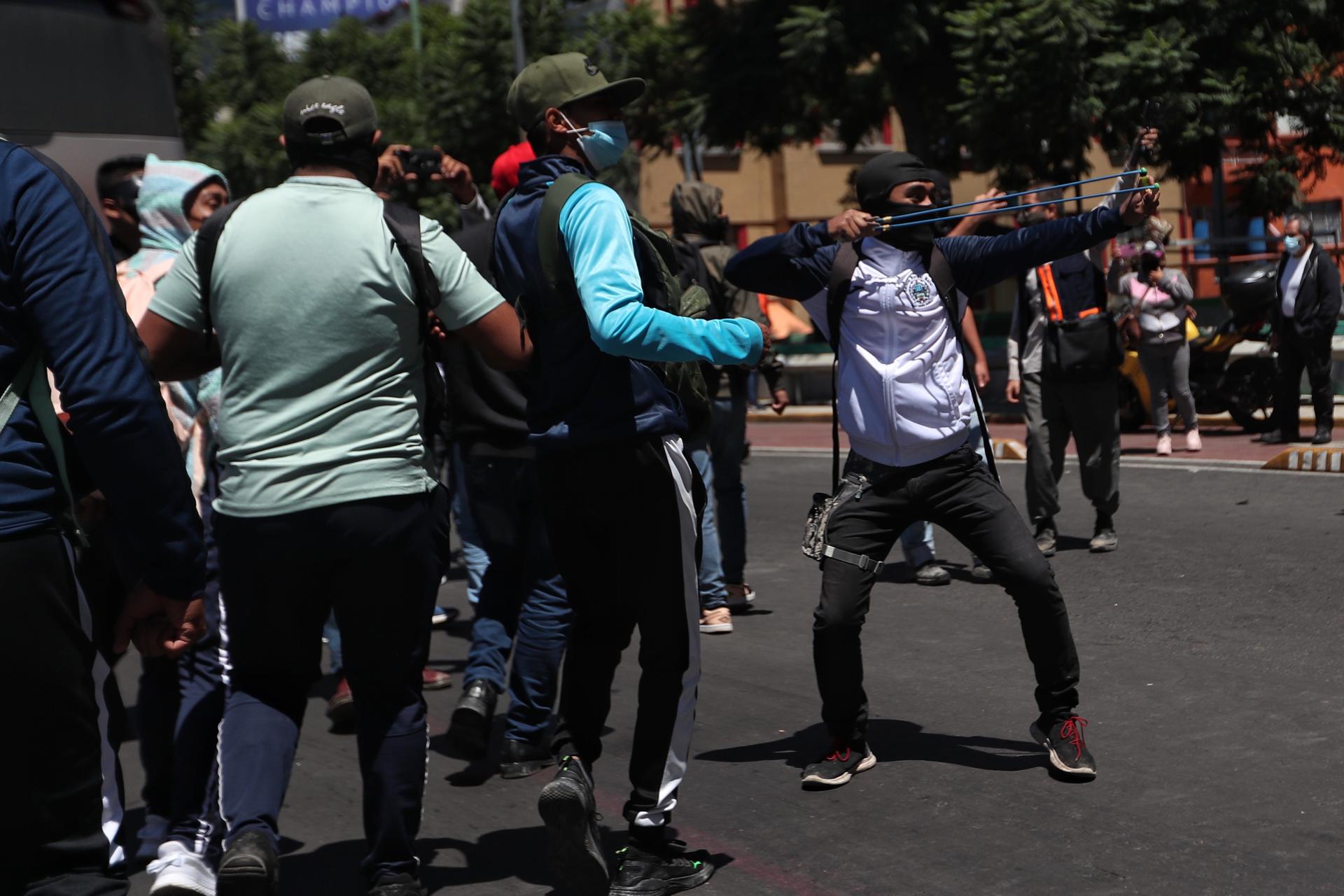 La Fiscalía General del Estado (FGE) confirmó, en un comunicado de prensa, la muerte de dos personas durante las confrontaciones y anunció una serie de investigaciones para determinar a los presuntos responsables de los homicidios. Fotografía de archivo. EFE/Sáshenka Gutiérrez