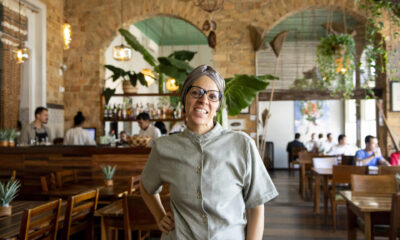 La chef brasileña Débora Shornik posa en el restaurante el Caxiri, el 8 de junio de 2024, en la ciudad de Manaus (Brasil). EFE/ Laura Rodríguez
