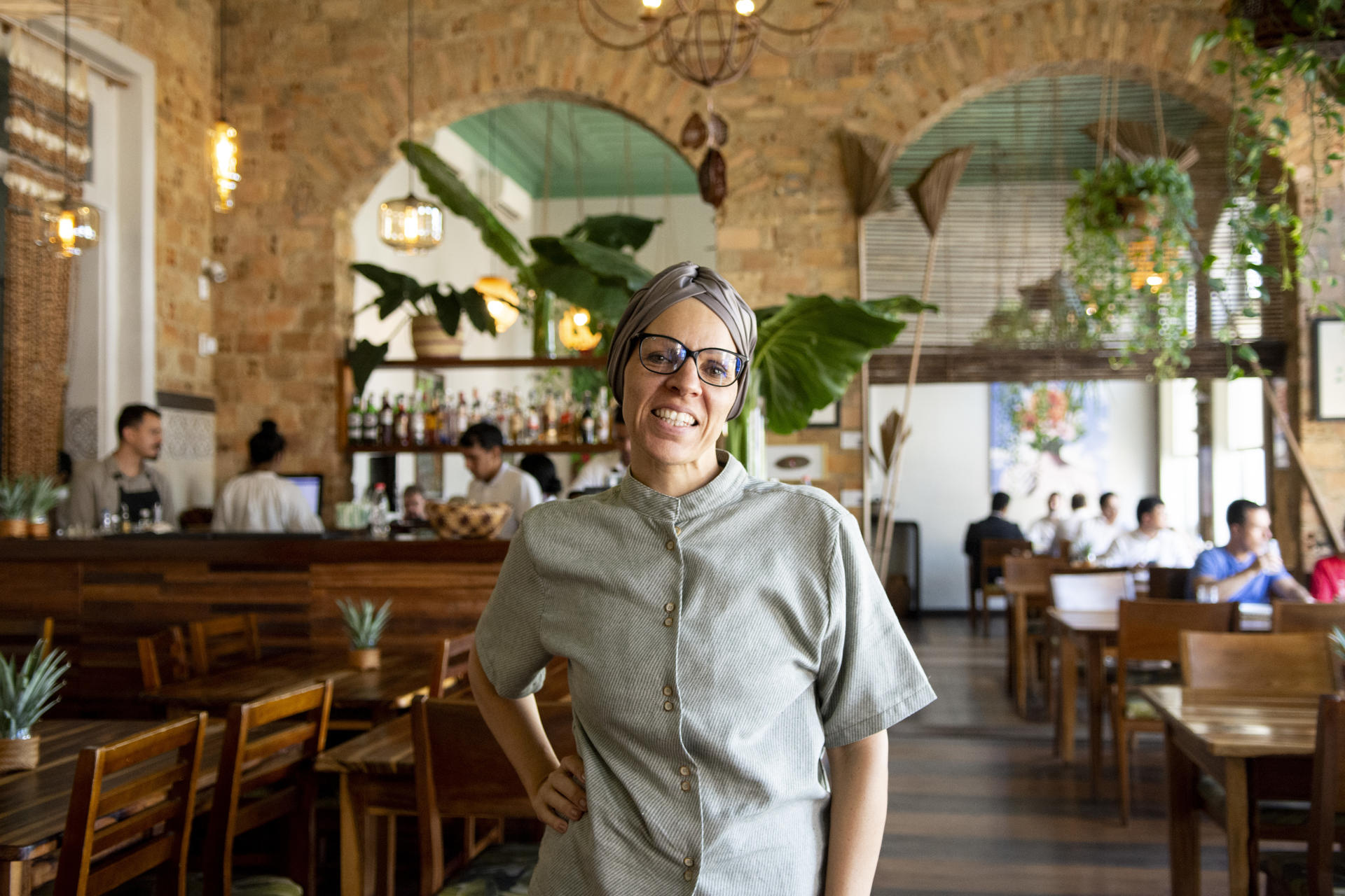 La chef brasileña Débora Shornik posa en el restaurante el Caxiri, el 8 de junio de 2024, en la ciudad de Manaus (Brasil). EFE/ Laura Rodríguez