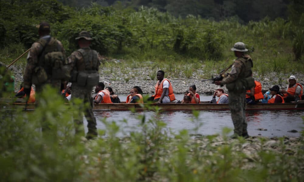 Imagen de archivo de Agentes del Servicio Nacional de Fronteras (SENAFRONT) que custodian la llegada de migrantes luego de caminar por varios días la selva del Darién con rumbo a los Estados Unidos, en Bajo Chiquito (Panamá). EFE/ Bienvenido Velasco