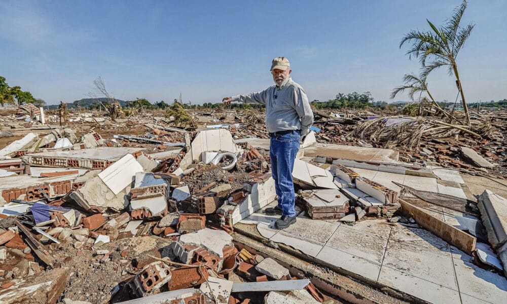 Fotografía cedida por la presidencia de Brasil en donde se observa al presidente brasileño, Luiz Inácio Lula da Silva, durante su visita este jueves a algunas de las zonas devastadas por las inundaciones en el estado de Rio de Grande do Sul (Brasil). EFE/ Ricardo Stuckert/Presidencia de Brasil