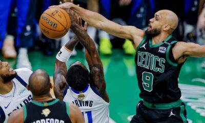 Derrick White (d), escolta de los Celtics de Boston, fue registrado este domingo, 9 de junio, al taponar un balón que intentó lanzar Kyrie Irving, base de los Mavericks de Dallas, durante el segundo partido de las Finales de la NBA, en el coliseo TD Garden de Boston (Massachusetts, EE.UU.). Los Celtics se imponen 2 juegos por 0. EFE/CJ Gunther