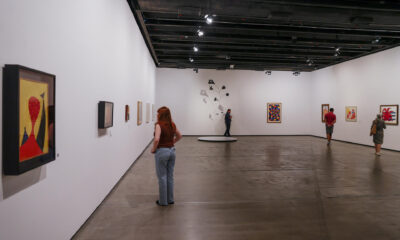 Visitantes observan obras durante la exposición 'Calder + Miró', este viernes en el Instituto Tomie Ohtake, en Sao Paulo (Brasil). EFE/ Sebastiao Moreira