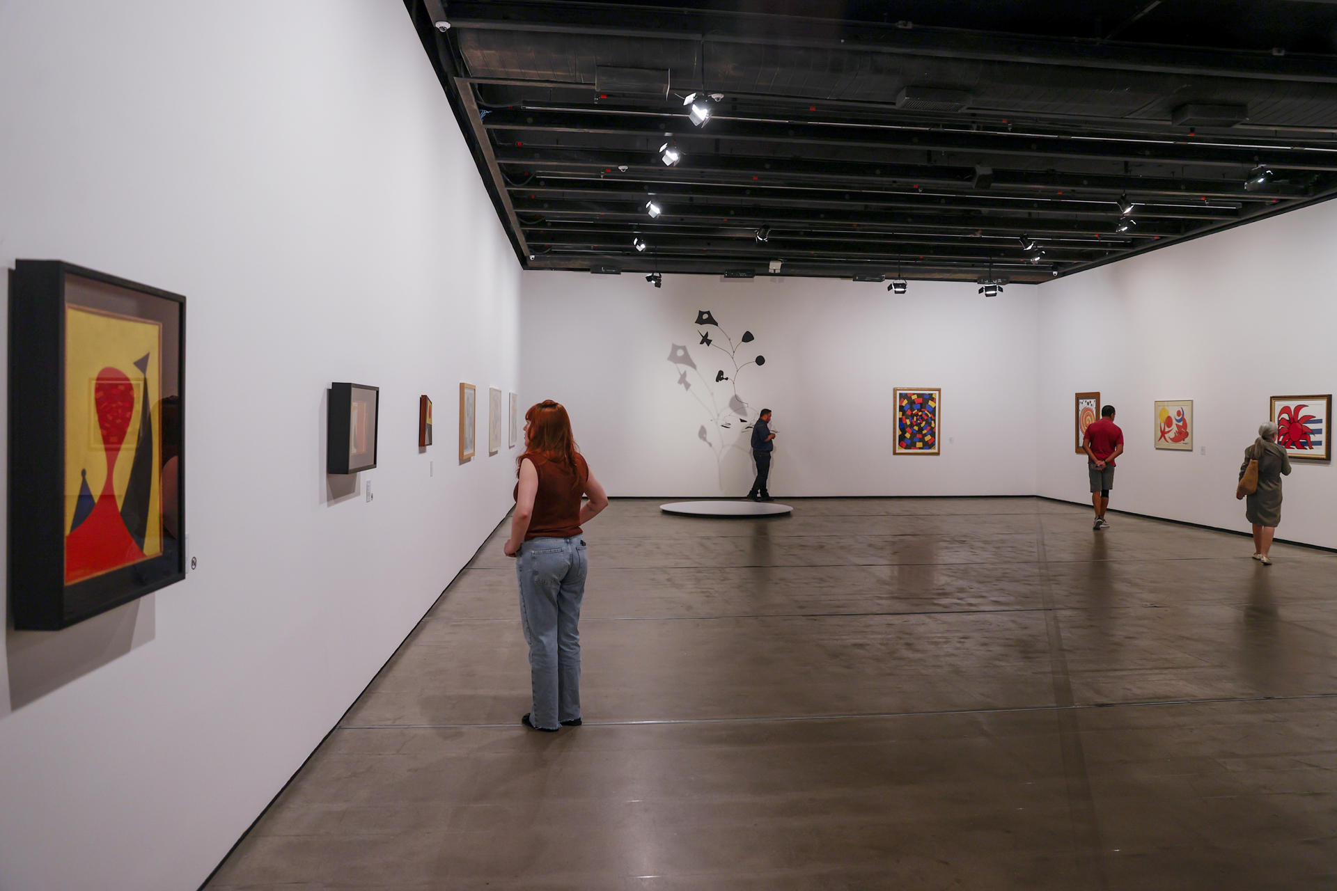 Visitantes observan obras durante la exposición 'Calder + Miró', este viernes en el Instituto Tomie Ohtake, en Sao Paulo (Brasil). EFE/ Sebastiao Moreira