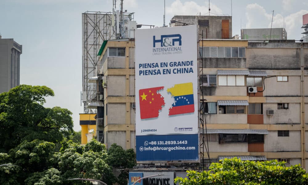 Fotografía de una valla publicitaria de una empresa de carga que presta servicios logísticos entre China y Venezuela. EFE/ Rayner Peña R.