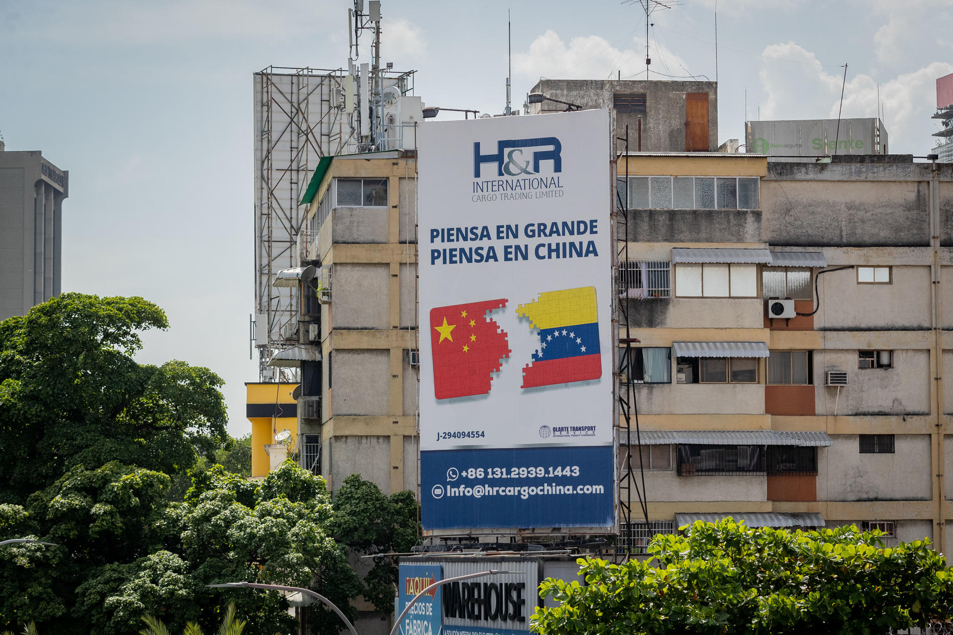 Fotografía de una valla publicitaria de una empresa de carga que presta servicios logísticos entre China y Venezuela. EFE/ Rayner Peña R.
