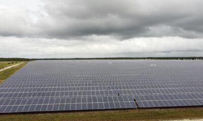 Fotografía aérea y de archivo del terreno donde se construyó una planta de energía solar con más de 7.000 paneles solares para bastecer a la ciudad de Babcock Ranch, situada en la reserva natural que lleva el mismo nombre de la comunidad y al noreste de la ciudad de Fort Myers, en Florida (EE.UU.). EFE/ Antoni Belchi