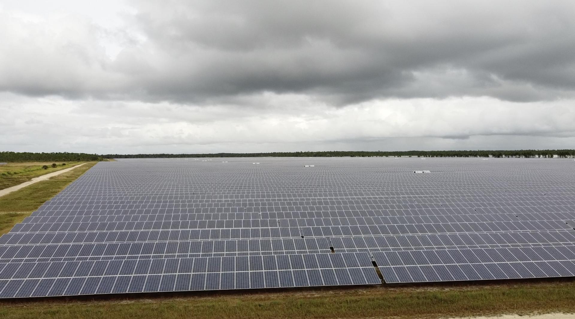 Fotografía aérea y de archivo del terreno donde se construyó una planta de energía solar con más de 7.000 paneles solares para bastecer a la ciudad de Babcock Ranch, situada en la reserva natural que lleva el mismo nombre de la comunidad y al noreste de la ciudad de Fort Myers, en Florida (EE.UU.). EFE/ Antoni Belchi