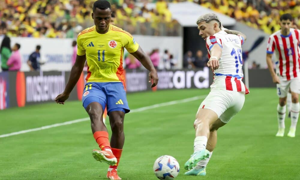 El centrocampista colombiano Jhon Arias (i) y el delantero paraguayo Julio Enciso (d) en un partido de la Copa América 2024. EFE/EPA/LESLIE PLAZA JOHNSON