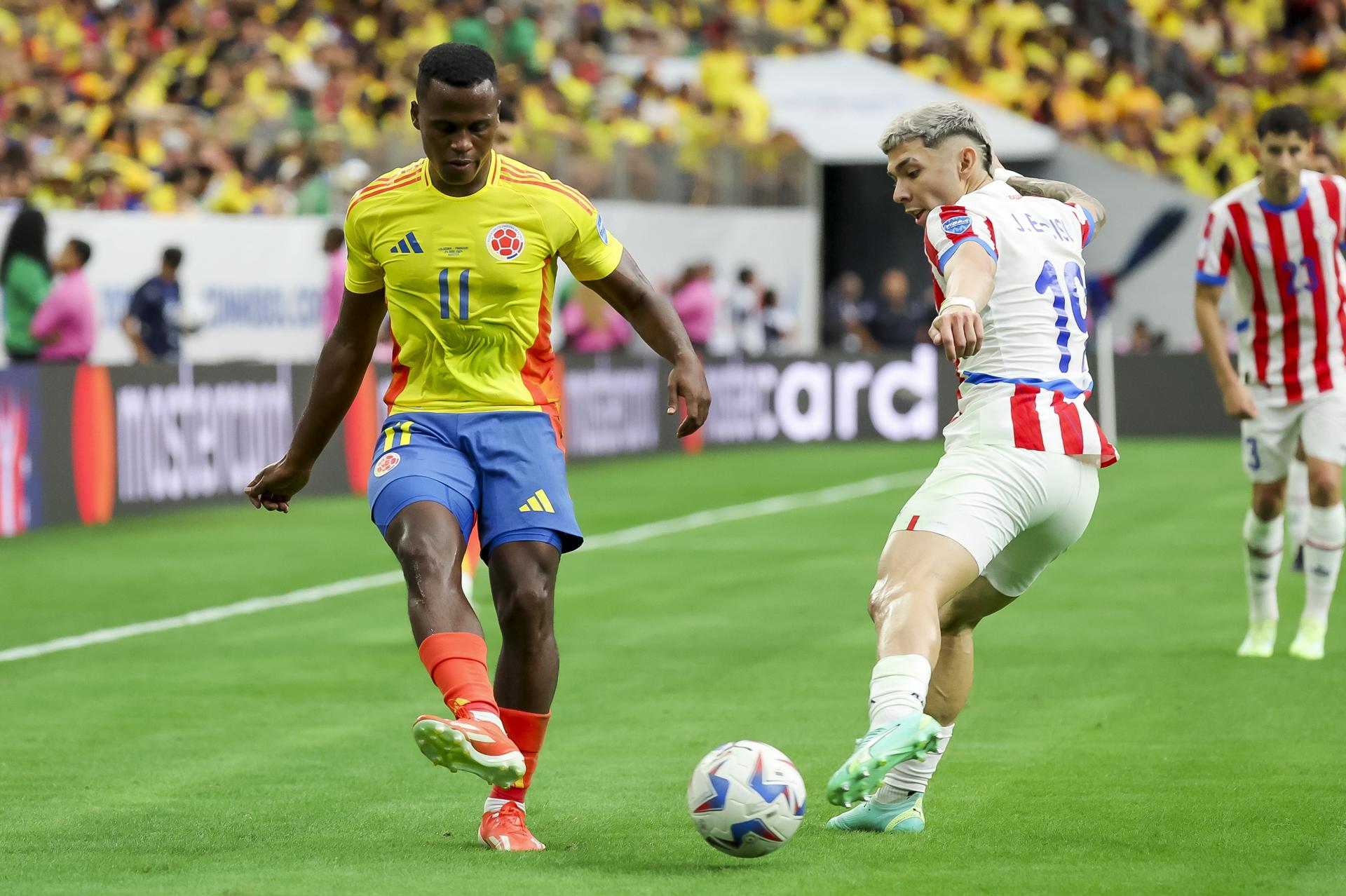 El centrocampista colombiano Jhon Arias (i) y el delantero paraguayo Julio Enciso (d) en un partido de la Copa América 2024. EFE/EPA/LESLIE PLAZA JOHNSON