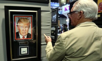 Foto de archivo de un hombre mirando una portada de Time con la foto de Donald Trump. EFE/Mike Nelson