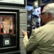 Foto de archivo de un hombre mirando una portada de Time con la foto de Donald Trump. EFE/Mike Nelson