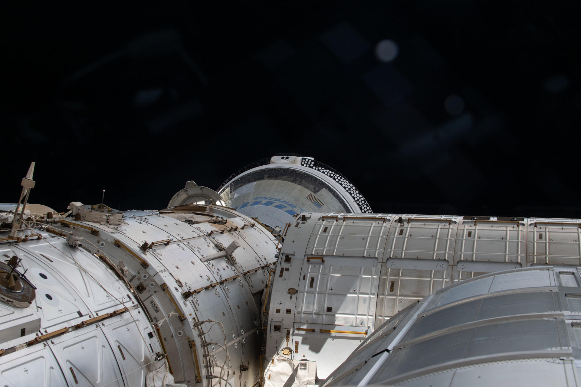 Fotografía cedida por la NASA de una instantánea tomada el día 6 de junio de 2024 desde una ventana donde se muestra en una parte el espacio y la nave espacial Starliner de Boeing atracada en el puerto delantero del módulo Harmony en la Estación Espacial Internacional (EEI). EFE/NASA /SOLO USO EDITORIAL /NO VENTAS /SOLO DISPONIBLE PARA ILUSTRAR LA NOTICIA QUE ACOMPAÑA /CRÉDITO OBLIGATORIO