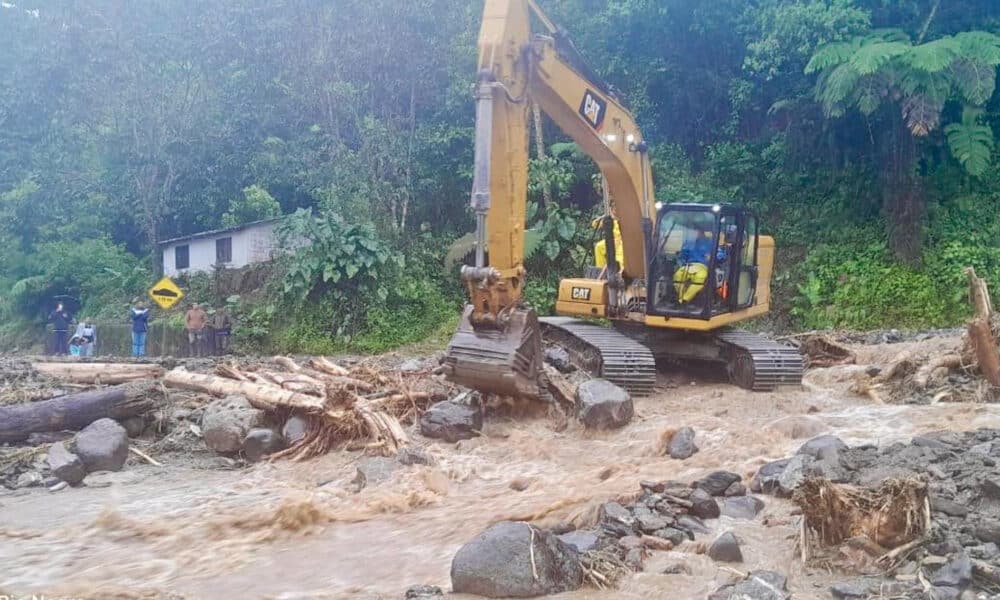 Fotografía cedida que muestra trabajadores mientras operan maquinaria con la que intentan limpiar zonas afectadas por las lluvias en la ciudad de Baños (Ecuador). EFE/Ministerio de Obras Públicas de Ecuador