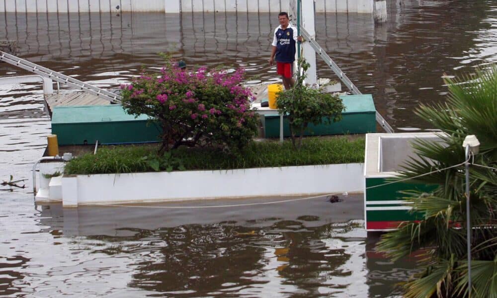 Imagen de archivo de un empleado de una gasolinera que se resguarda en una gasolinera de La Manga, estado mexicano de Veracruz (México). EFE/Saul Ramírez