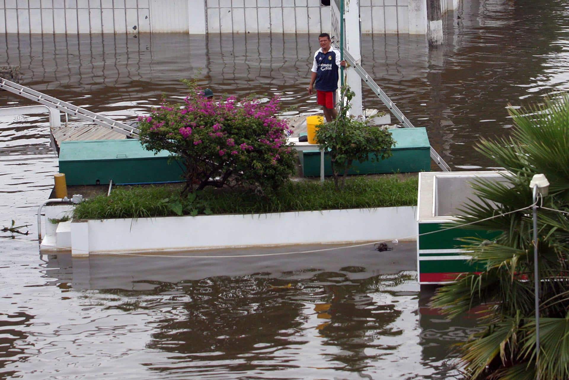 Imagen de archivo de un empleado de una gasolinera que se resguarda en una gasolinera de La Manga, estado mexicano de Veracruz (México). EFE/Saul Ramírez