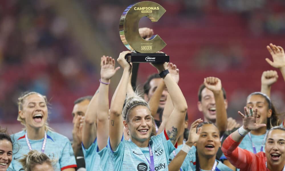 Jugadoras del Barcelona celebran con el trofeo del Tour Campeonas este miércoles durante un partido amistoso como parte del Tour Campeonas disputado en el Estadio Akron en la ciudad de Guadalajara, Jalisco (México). EFE/ Francisco Guasco