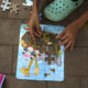 Fotografía de archivo del 25 de agosto de 2023 de una niña mientras juega con un rompecabezas en el parque Monumento a la Madre en la ciudad de Danlí, al oriente de Honduras. EFE/Gustavo Amador