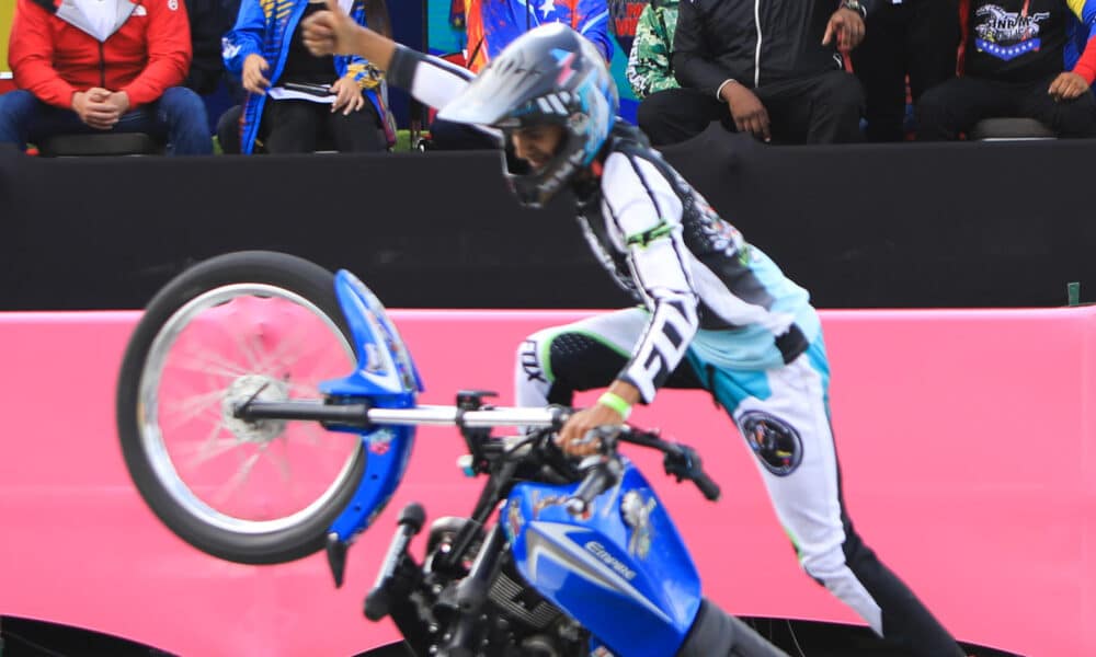 Motociclistas hacen acrobacias este sábado en Caracas (Venezuela). El presidente de Venezuela, Nicolás Maduro, declaró este sábado las piruetas que se hacen a bordo de motocicletas como un deporte nacional, por lo que pidió crear una ley para regular la actividad y la construcción de espacios en todos los municipios del país para estas prácticas extremas. EFE/ Miguel Gutierrez