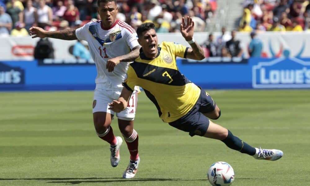 El defensa ecuatoriano Piero Hincapié (d) fue registrado este sábado, 22 de junio, al disputar un balón con el atacante venezolano Darwin Machis (i), durante el primer partido del grupo B de la Copa América, en el Levi´s Stadium de Santa Clara (California, EE.UU.). EFE/John G. Mabanglo