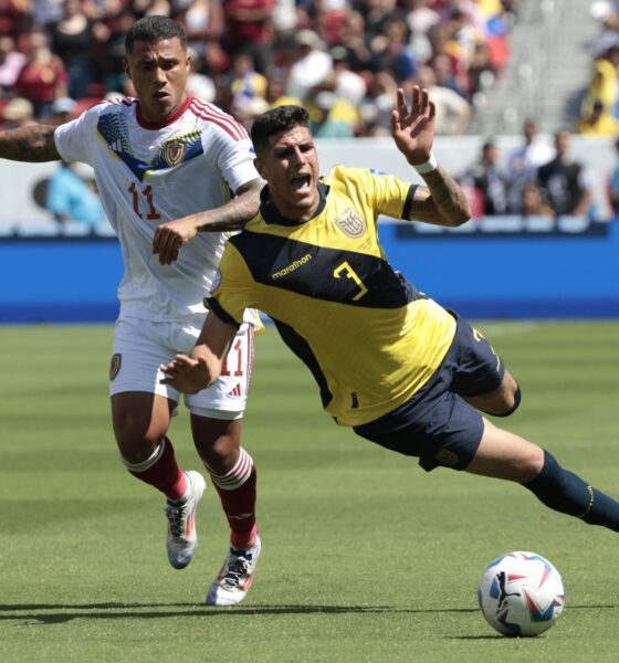 El defensa ecuatoriano Piero Hincapié (d) fue registrado este sábado, 22 de junio, al disputar un balón con el atacante venezolano Darwin Machis (i), durante el primer partido del grupo B de la Copa América, en el Levi´s Stadium de Santa Clara (California, EE.UU.). EFE/John G. Mabanglo
