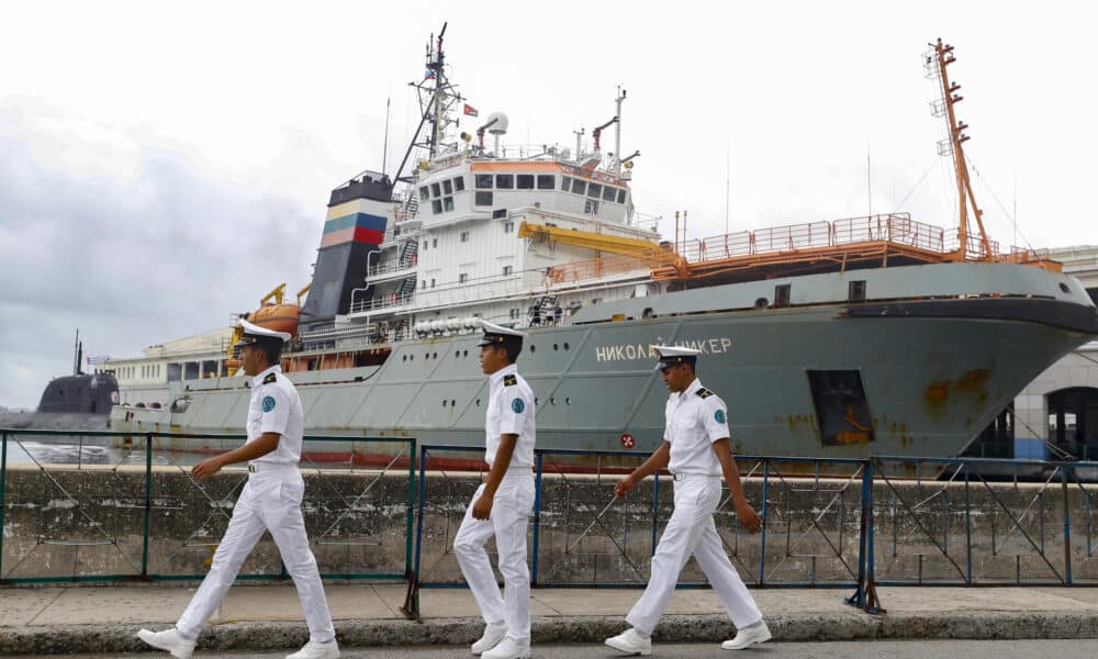 Tres marineros caminan frente a una fragata rusa de guerra el pasado sábado 15 de junio de 2024 en La Habana (Cuba). EFE/Yander Zamora