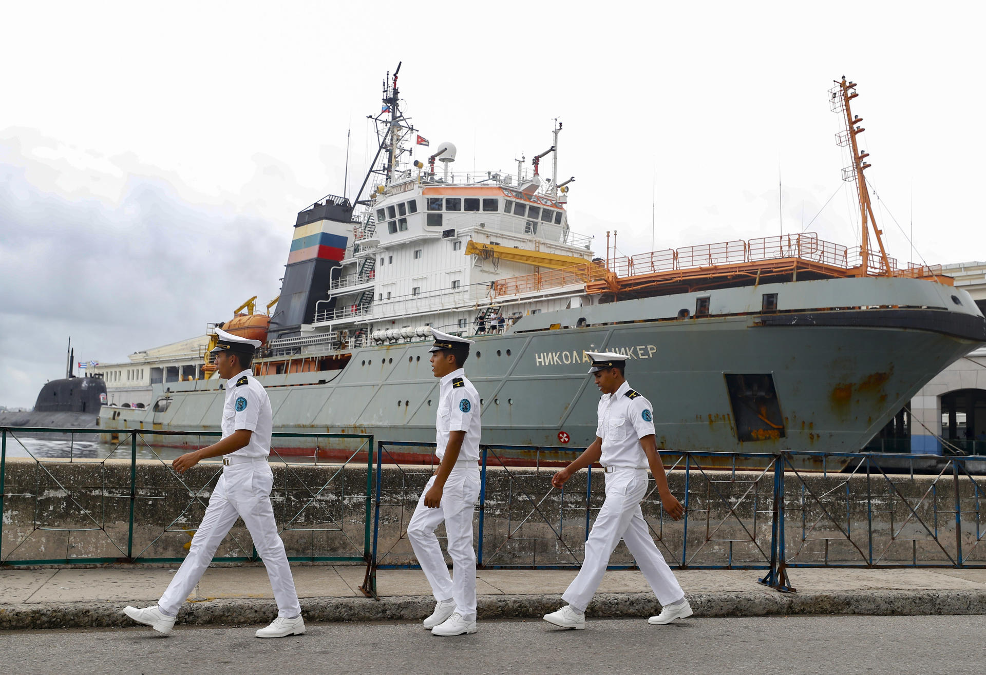 Tres marineros caminan frente a una fragata rusa de guerra el pasado sábado 15 de junio de 2024 en La Habana (Cuba). EFE/Yander Zamora