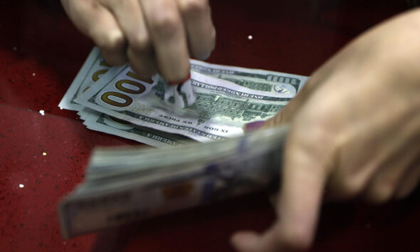 Fotografía de archivo que muestra a una mujer mientras cuenta billetes de dólar en una casa de cambio. Imagen de archivo. EFE/ Mauricio Dueñas Castañeda