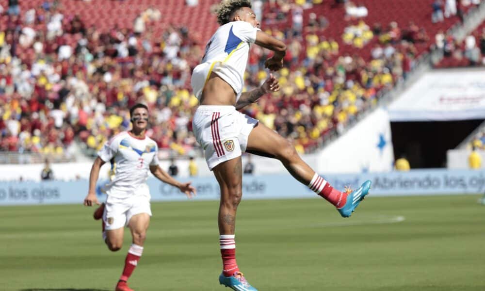 El delantero venezolano Jhonder Cadiz (d) celebra después de anotar contra Ecuador durante la Copa América 2024. EFE/EPA/JUAN G. MABANGLO