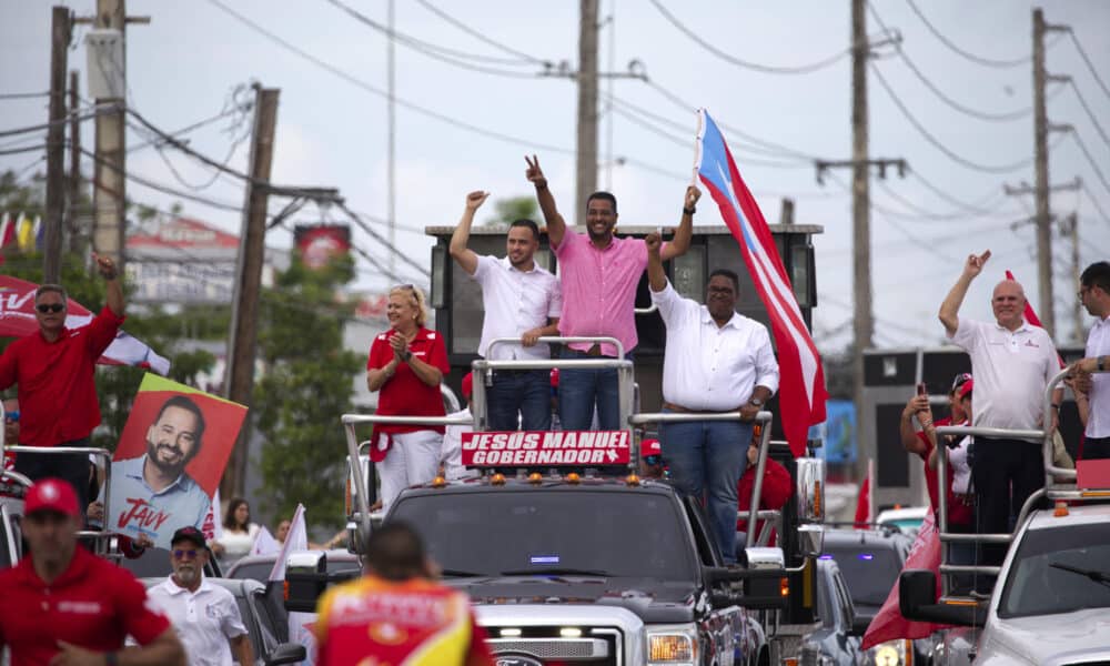 Fotografía donde aparece el candidato a la gobernación por el Partido Popular Democrático, Jesús Manuel Ortiz (c), durante su cierre de campaña en el Municipio de Carolina (Puerto Rico). EFE/ Thais Llorca