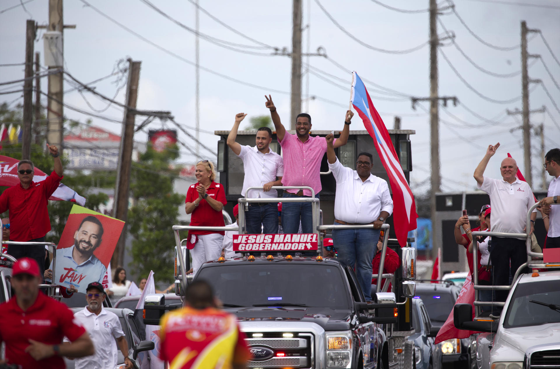 Fotografía donde aparece el candidato a la gobernación por el Partido Popular Democrático, Jesús Manuel Ortiz (c), durante su cierre de campaña en el Municipio de Carolina (Puerto Rico). EFE/ Thais Llorca