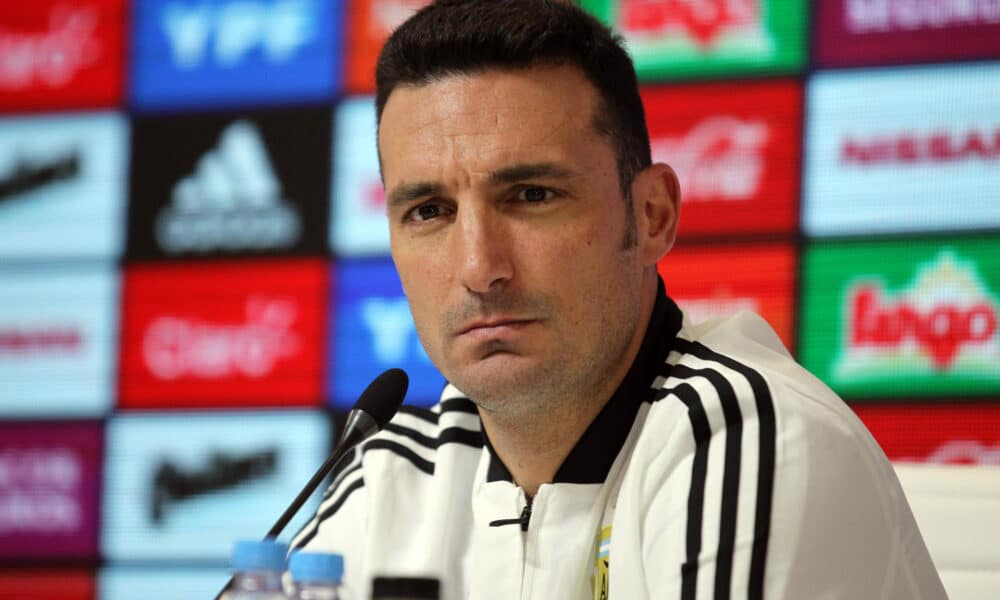 Fotografía de archivo en la que se registró al seleccionador del equipo nacional masculino de fútbol de Argentina, Lionel Scaloni, durante una rueda de prensa, en Buenos Aires (Argentina). EFE/Carlota Ciudad