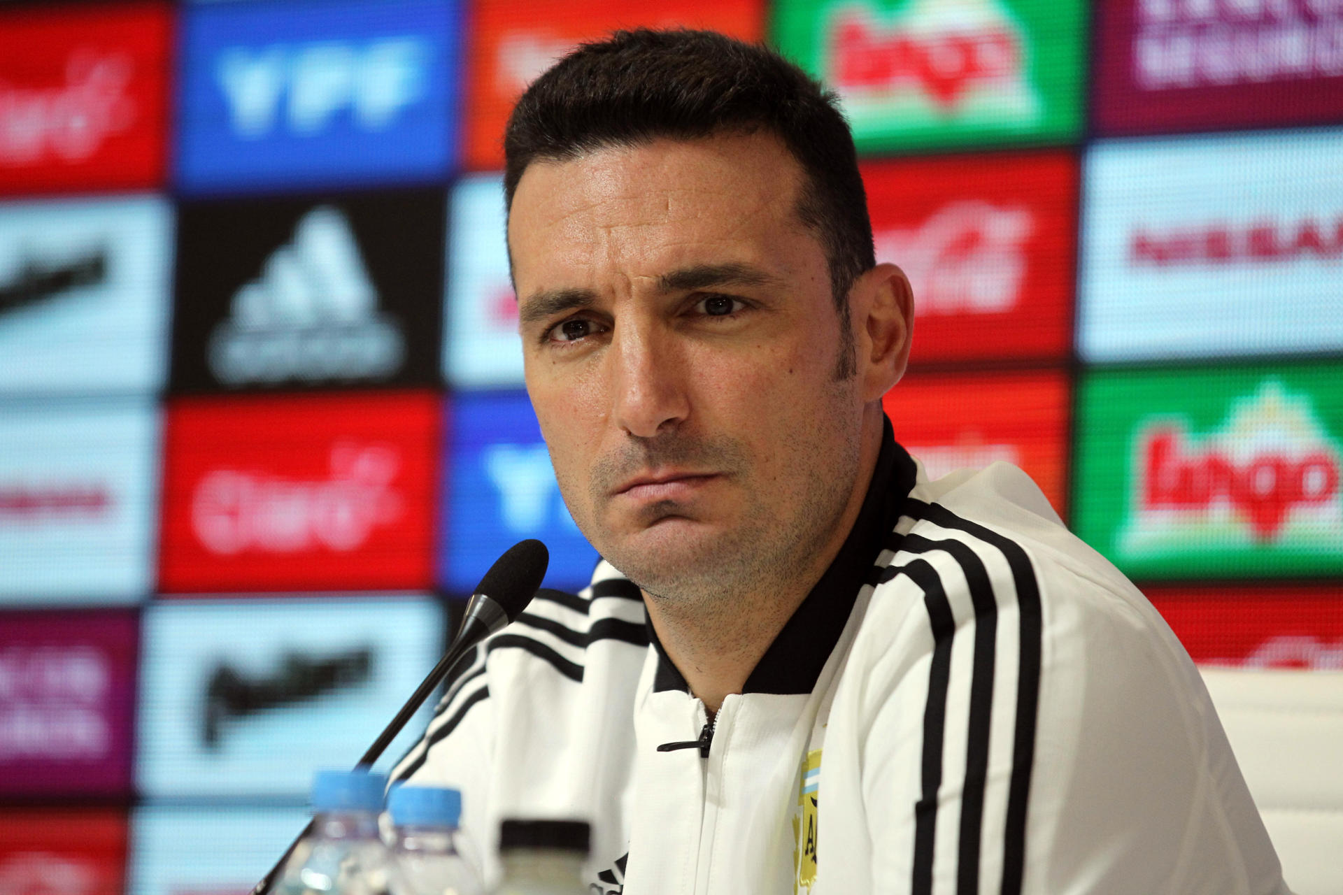 Fotografía de archivo en la que se registró al seleccionador del equipo nacional masculino de fútbol de Argentina, Lionel Scaloni, durante una rueda de prensa, en Buenos Aires (Argentina). EFE/Carlota Ciudad