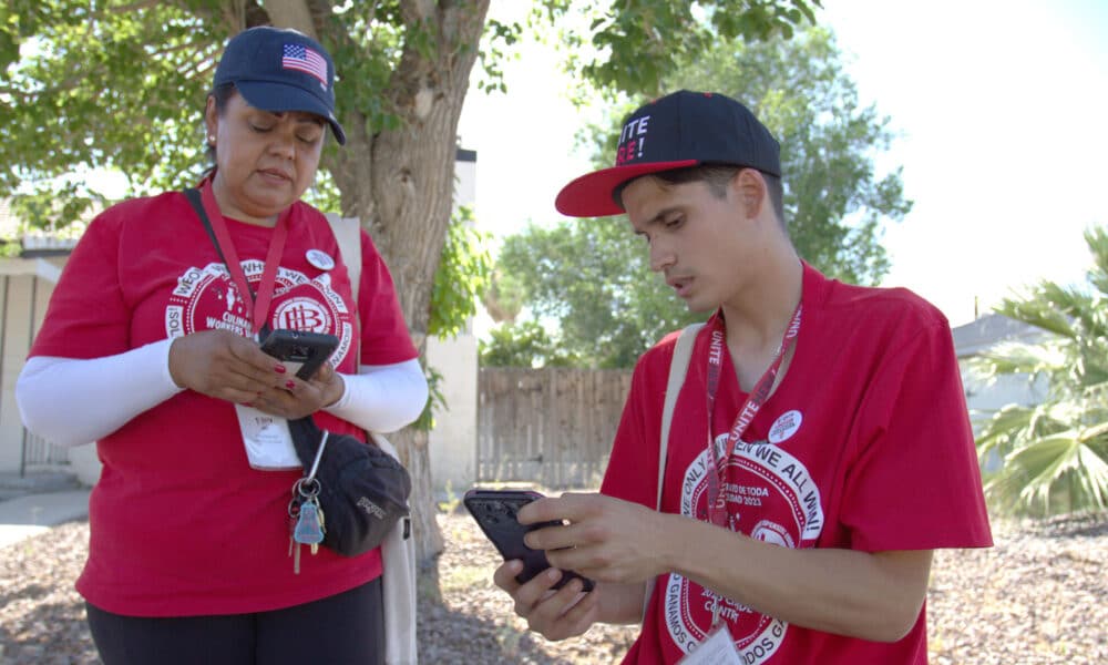 María Macías y Christopher Orozco, integrantes de la Unión de Trabajadores Culinarios, visitan viviendas para impulsar el voto a favor de candidatos progresistas, este martes en Las Vegas, Nevada (Estados Unidos). EFE/ Ana Milena Varón