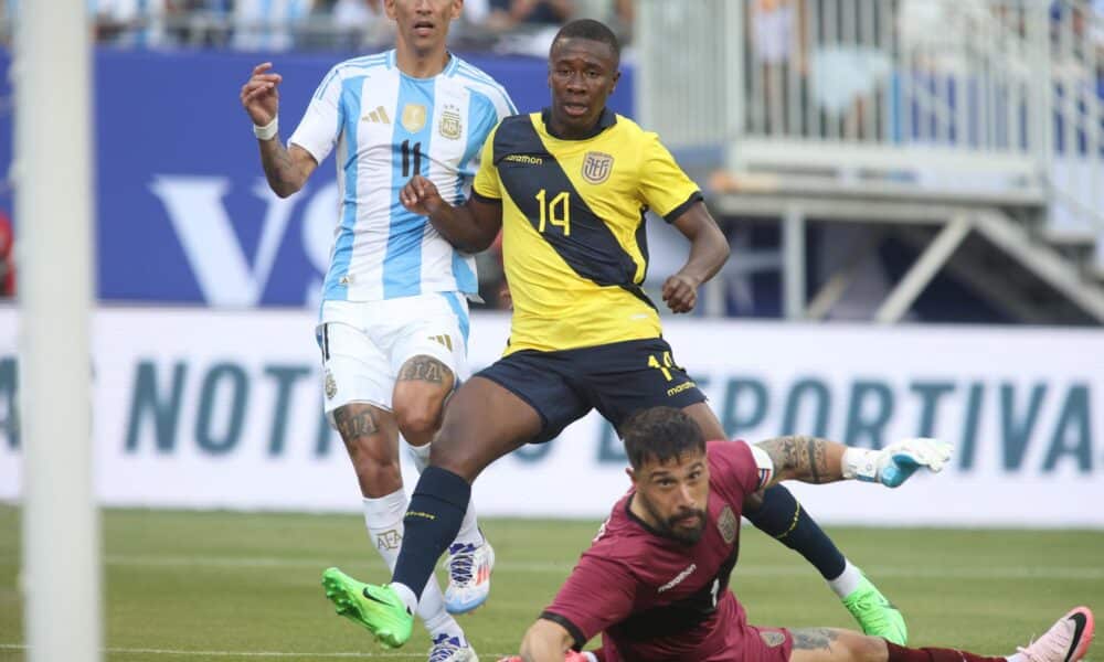 El atacante argentino Angel Di Maria (i) supera a los ecuatorianos Alan Minda (c) y Hernán Galindez (d) para anotar un gol en el amistoso disputado este domingo, 9 de junio, en el estadio Soldier Field de Chicago (Illinois, EE.UU.) EFE/Trent Sprague