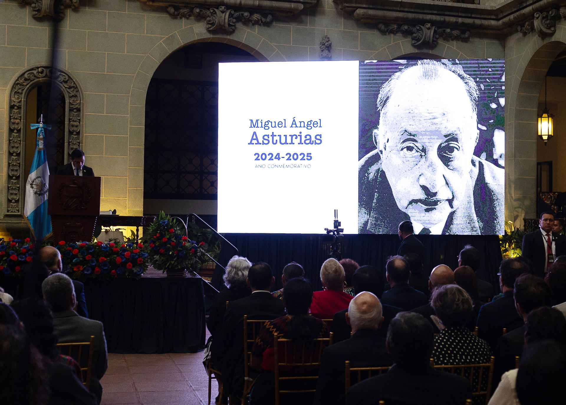 Fotografía de un homenaje en el aniversario 50 del fallecimiento del premio nobel de Literatura Miguel Ángel Asturias, este domingo en Ciudad de Guatemala (Guatemala). EFE/ David Toro