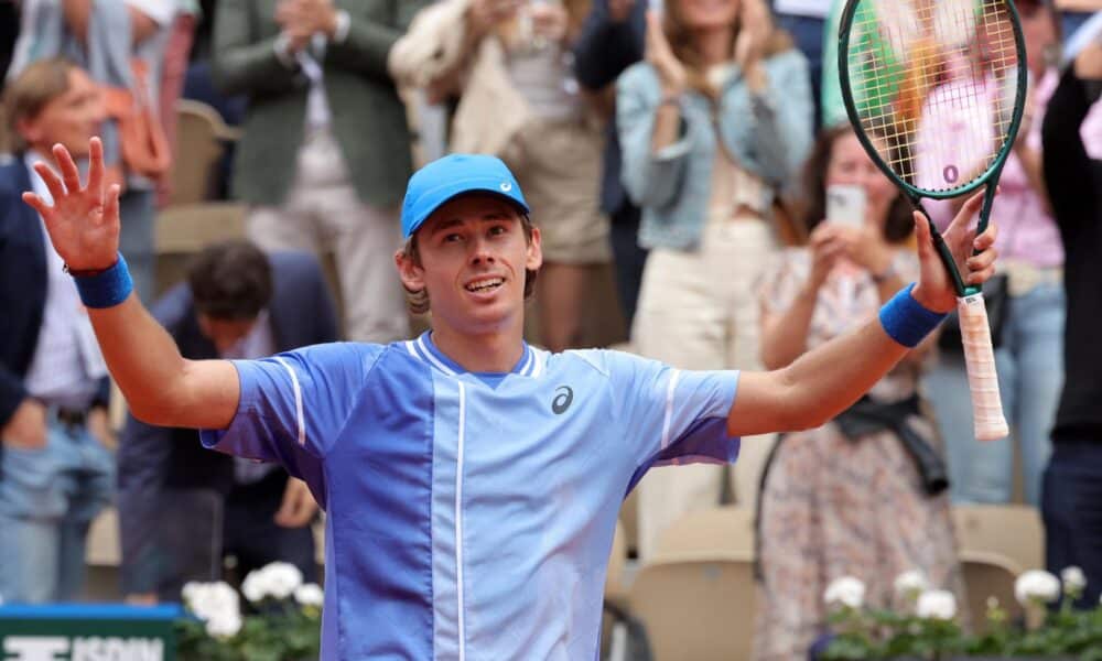 El australiano Alex de Minaur celebra su victoria en Roland Garros, París. EFE/EPA/TERESA SUAREZ