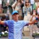 El australiano Alex de Minaur celebra su victoria en Roland Garros, París. EFE/EPA/TERESA SUAREZ
