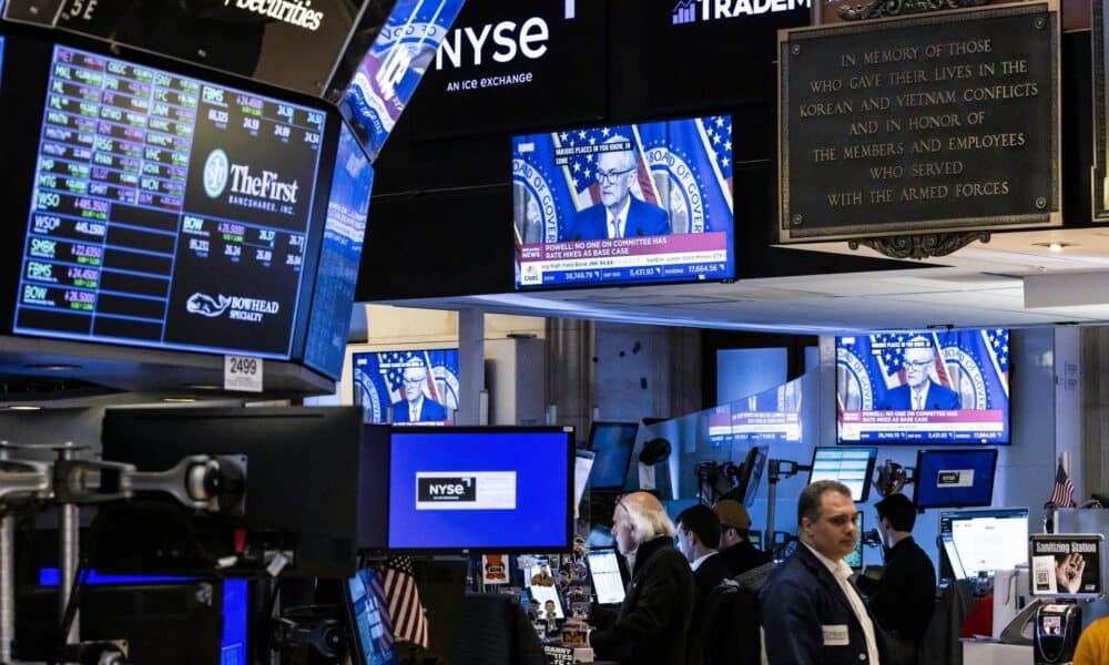 Fotografía de archivo de corredores de bolsa en el piso de la Bolsa de Nueva York en Nueva York EFE/JUSTIN LANE