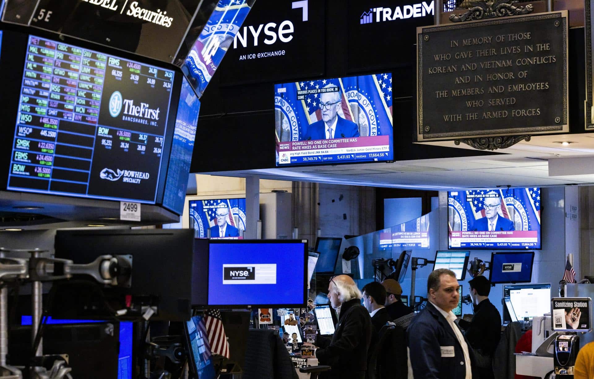 Fotografía de archivo de corredores de bolsa en el piso de la Bolsa de Nueva York en Nueva York EFE/JUSTIN LANE