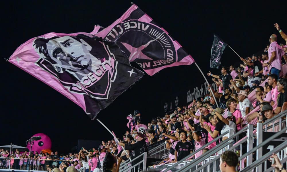 Fotografía de archivo de un grupo de fanáticos de Lionel Messi del Inter Miami que muestran una bandera durante un partido de fútbol de la Major League Soccer (MLS). EFE/ Giorgio Viera