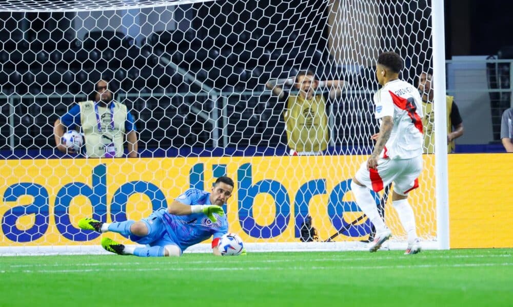 El guardameta de Chile, Claudio Bravo (i), fue registrado este viernes, 21 de junio, al atajarle un disparo al atacante peruano Paolo Guerrero (d), durante un partido de la jornada 1 del grupo A de la Copa América, en el estadio AT&T de Arlington (Texas, EE.UU.). EFE/Kevin Jairaj