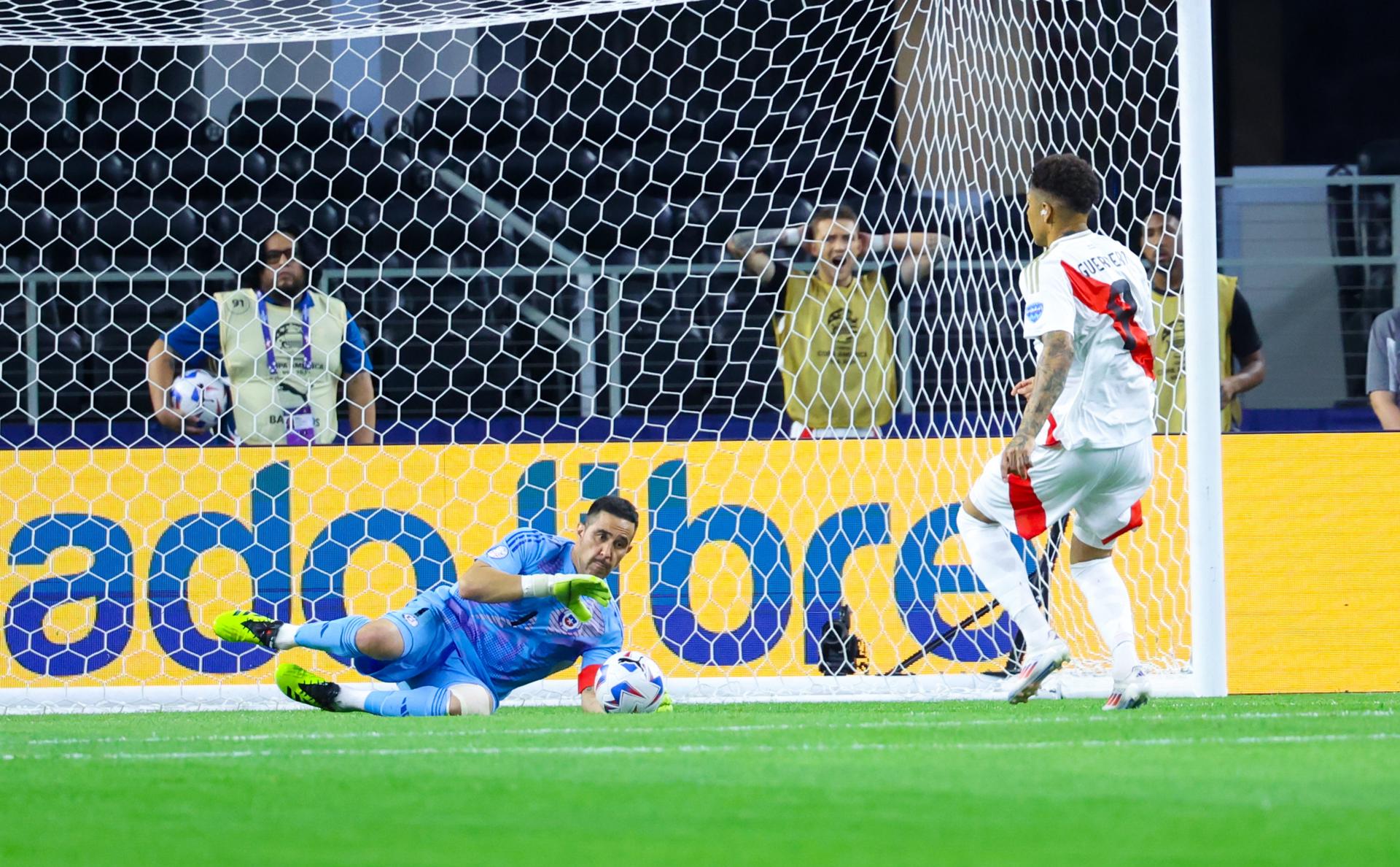 El guardameta de Chile, Claudio Bravo (i), fue registrado este viernes, 21 de junio, al atajarle un disparo al atacante peruano Paolo Guerrero (d), durante un partido de la jornada 1 del grupo A de la Copa América, en el estadio AT&T de Arlington (Texas, EE.UU.). EFE/Kevin Jairaj